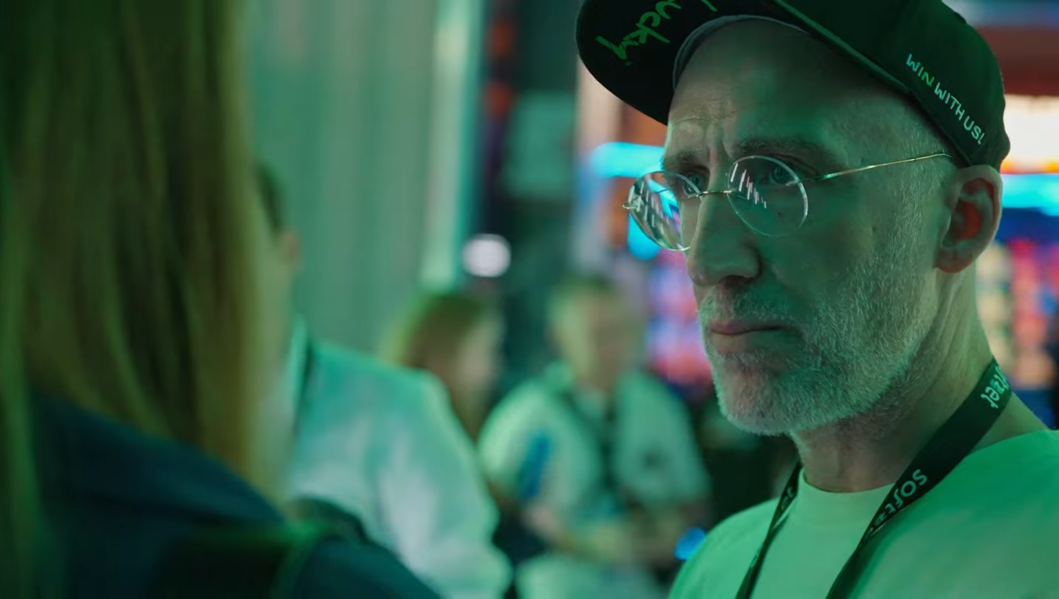 Overskrift: Den Dobbeltspillende Spilmuljillionær: Sådan Bedrager Soft2Bet Danske Spillere – Og Vores Fodbold Står Som Indædt